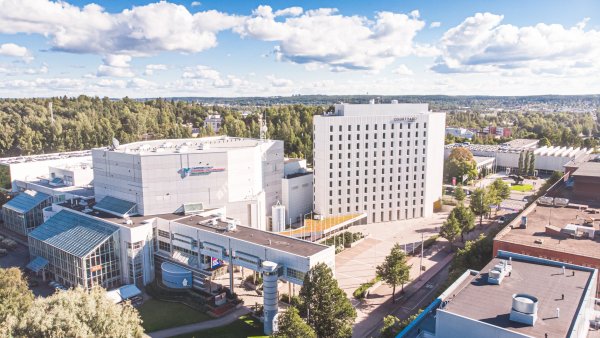 Visit_Tampere_Summer_drone_view_from_Yliopistonkatu_Marriott_Hotel_Courtyard_Laura_Vanzo